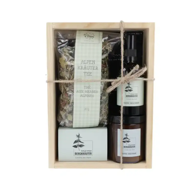 Spa Alpina Wellness Geschenkset Bergkräuter von Lumière des Alpes mit Duftkerze, Alpenkräutertee, Raumspray und Blockseife in einer Holzkiste.