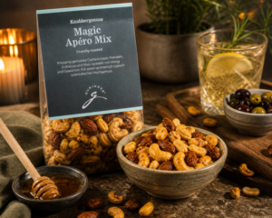 Nussmischung Apéro Mix mit Cashews und Mandeln als Snack mit Käse und Trauben serviert