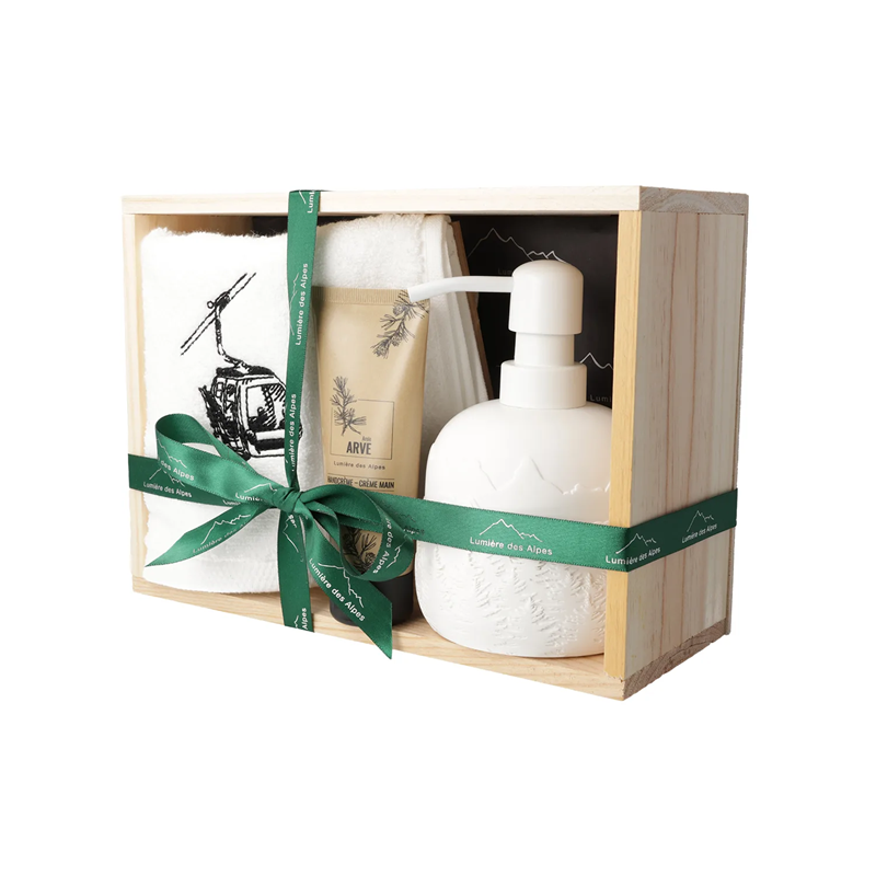 Spa Alpina Geschenkset Gästegruss Arve von Lumière des Alpes mit Handcreme, Gondel-Gästetuch, Seifenspender und Holzkiste.